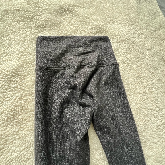 Lululemon herringbone print grey leggings SZ 2 - Picture 5 of 6